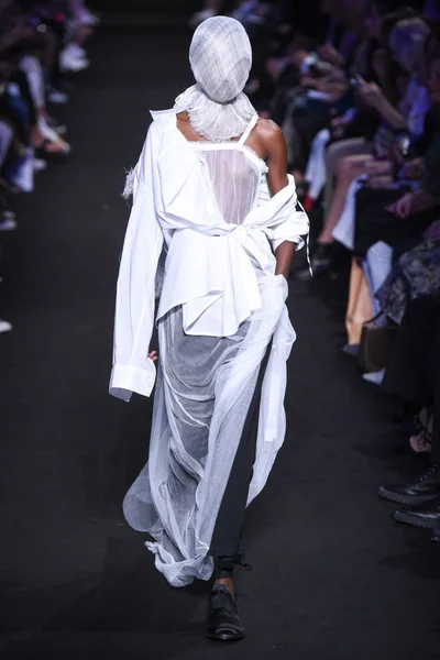 Look 10